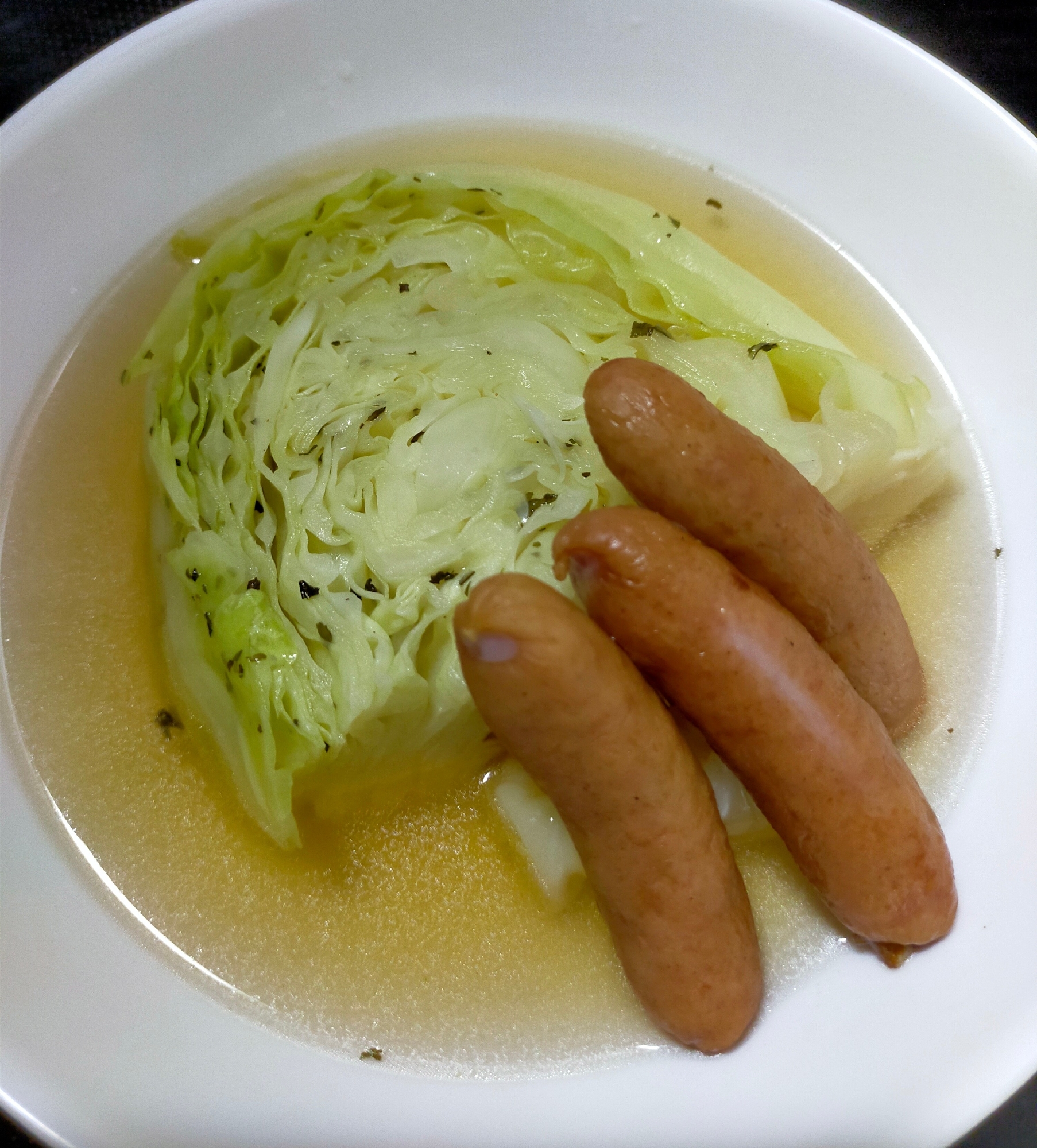 キャベツとウインナーの香草スープ