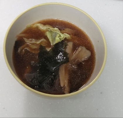 実家のキャベツで舞茸入りのお味噌汁作りました☘️豆腐の代わりにわかめです✨お味噌汁は、熱中症対策にも良いですね♥とてもおいしかったです⤴️今日は暑くなりそうです