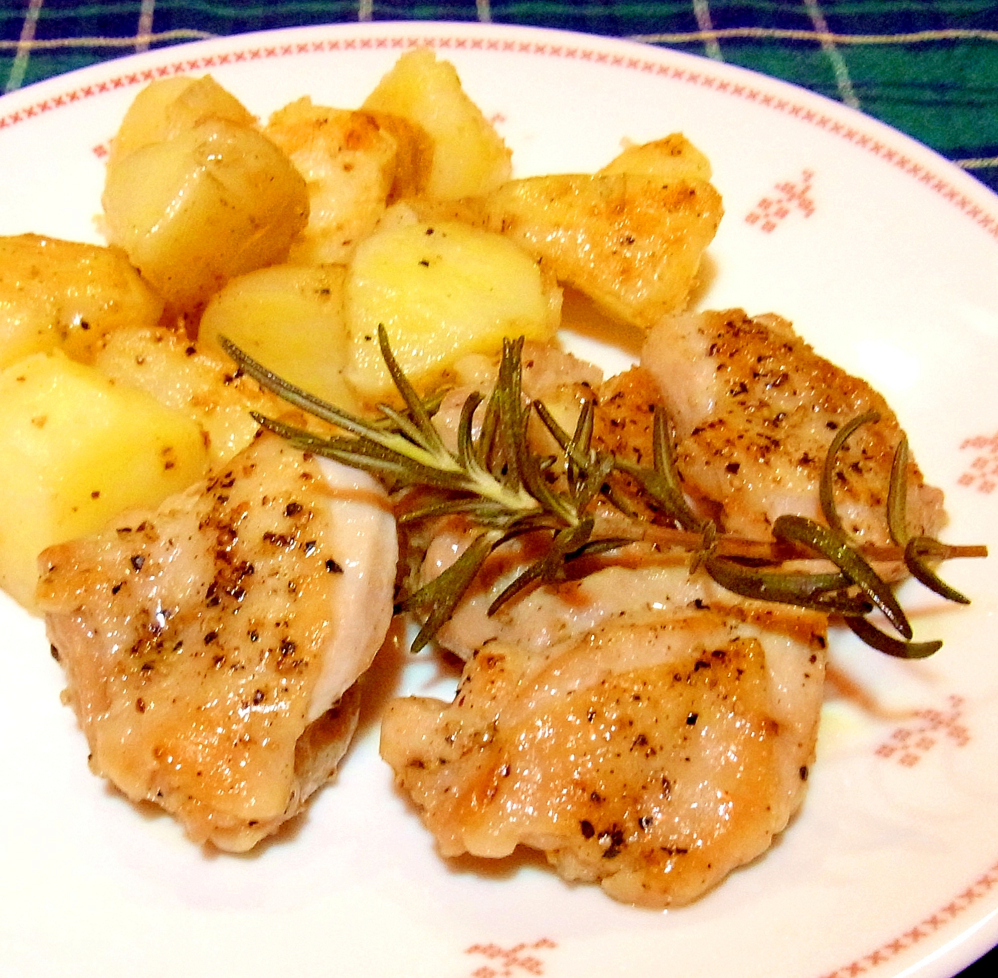 フライパンで チキンとポテトのローズマリーソテー レシピ 作り方 By メリッコ 楽天レシピ フライパンで チキンとポテトのローズマリーソテー レシピ 作り方 By メリッコ 楽天レシピ