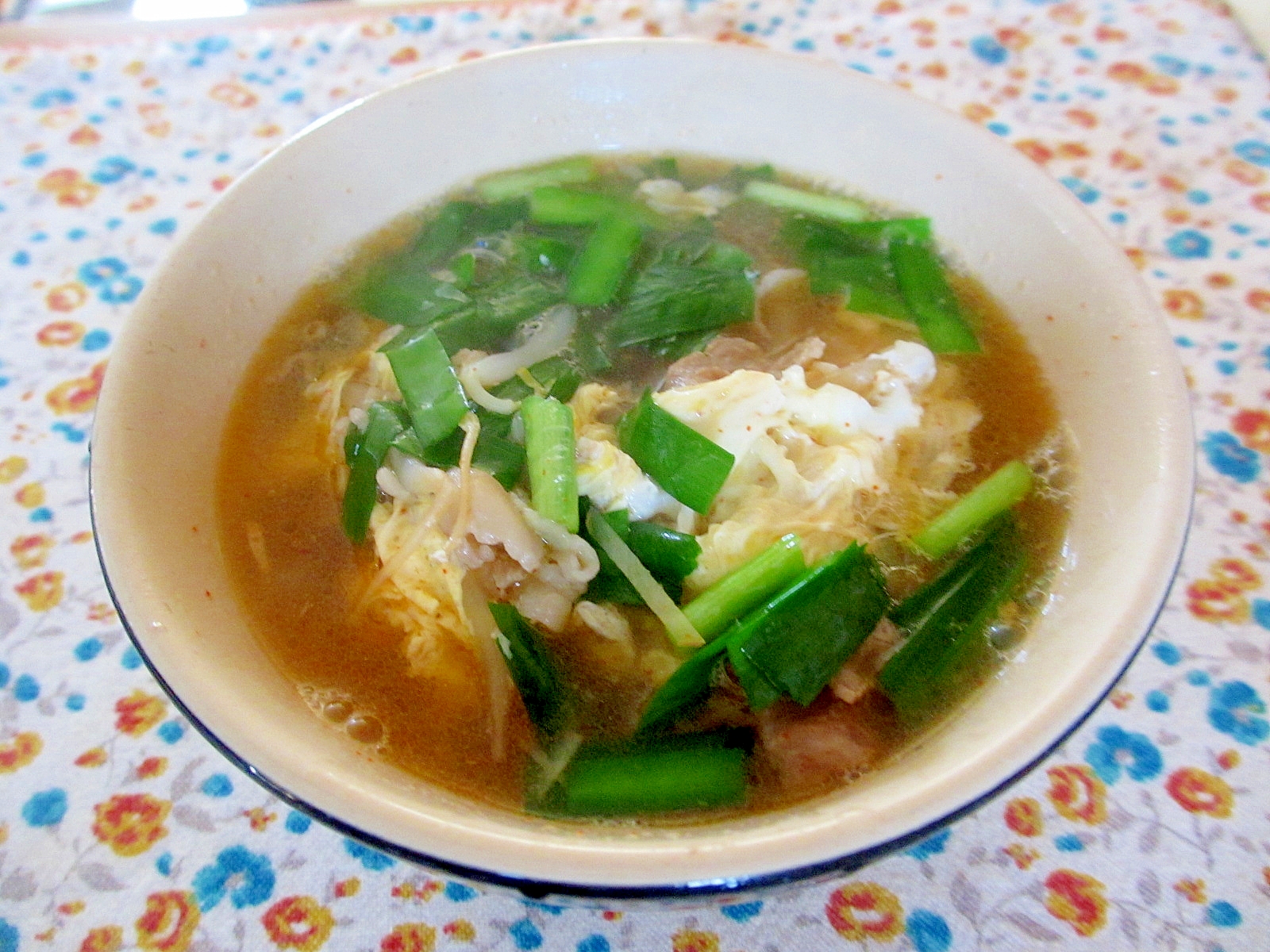 牛肉、もやし、卵の韓国風スープ