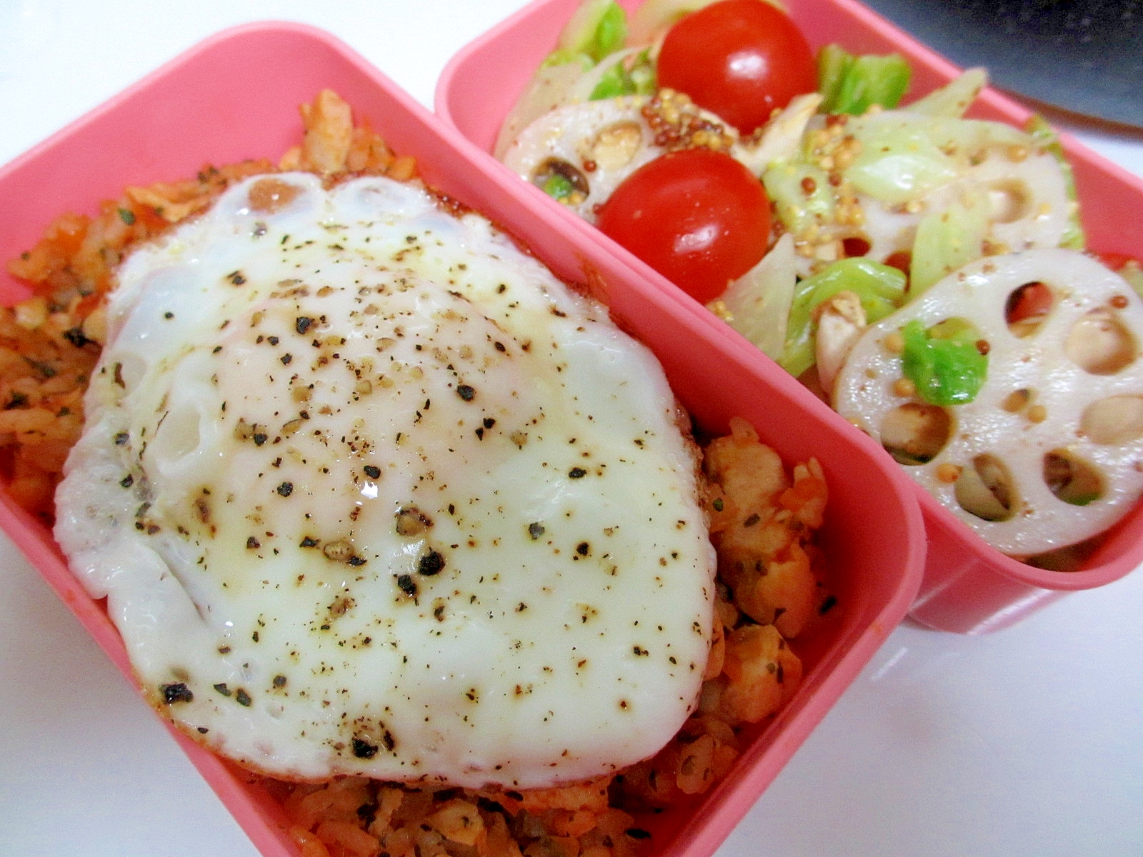 ハムとパセリのトマトピラフに目玉焼きのお弁当