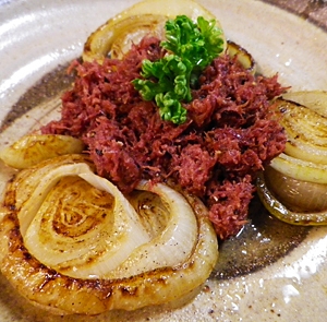 超お手軽、焼きオニオンコンビーフのせ