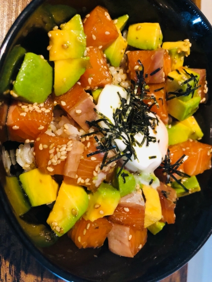 美肌に期待♡アボカドとサーモンのポキ丼