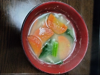 にんじんとちぢみゆきなの味噌汁