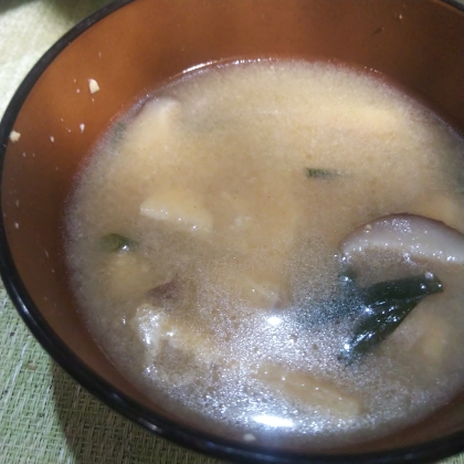 葉玉ねぎと油あげ＆椎茸のお味噌汁