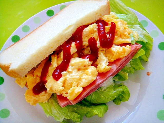 ふわふわ卵とボロニアソーセージのサンドイッチ