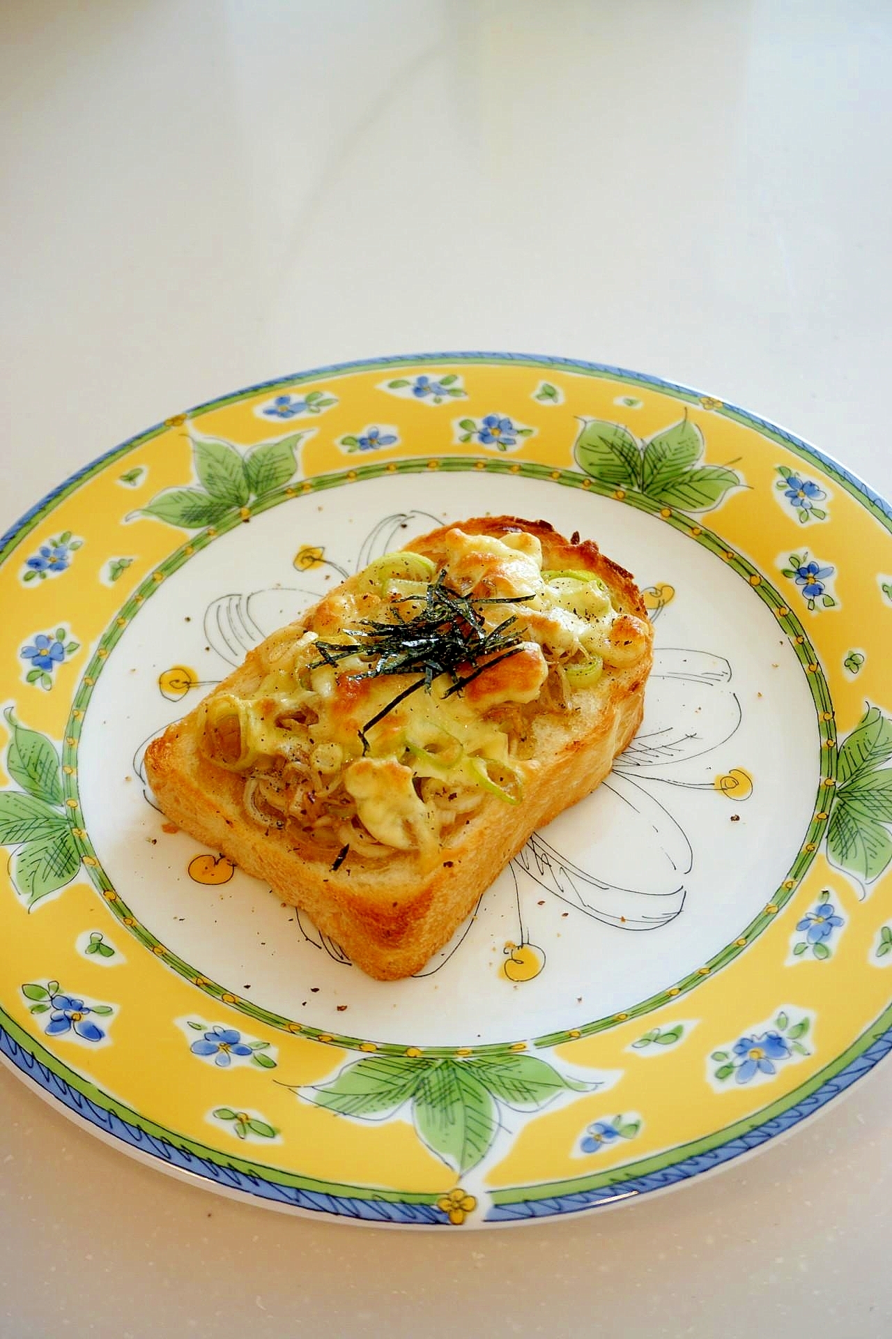 和洋折中が美味!しらすと長ネギのガーリックトースト