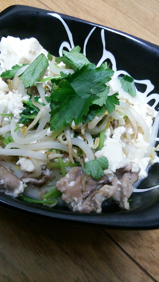 三つ葉たっぷり、豚肉とモヤシと豆腐の炒めもの