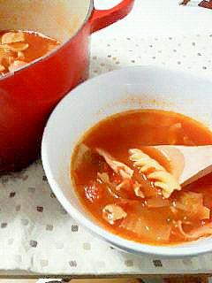 温まるトマトスープ。ショートパスタ入り。