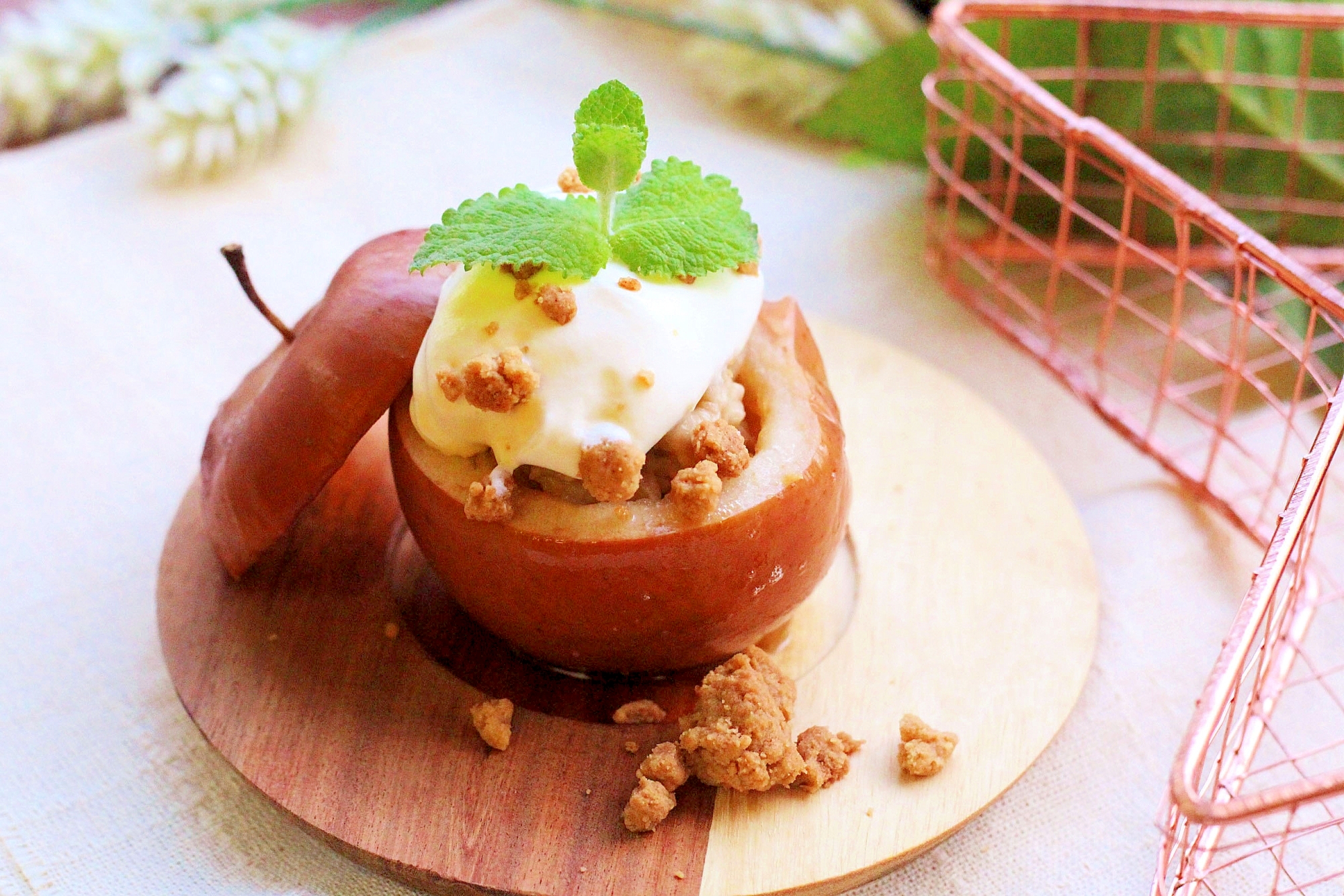 まるごと焼きりんご~ジンジャークランブルのせ