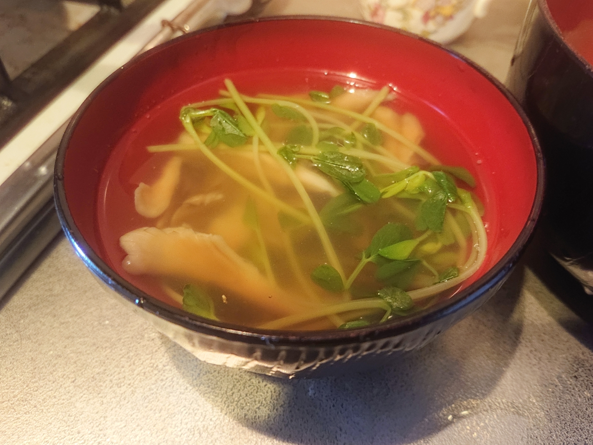 豆苗と舞茸の生姜スープ