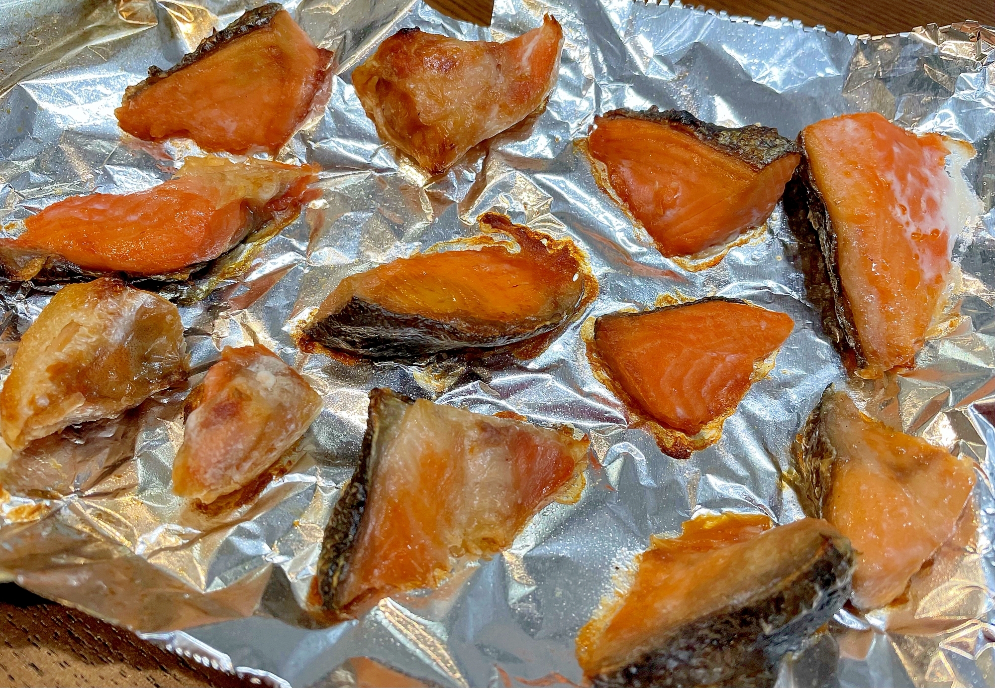 お弁当に、鮭のアラ焼き