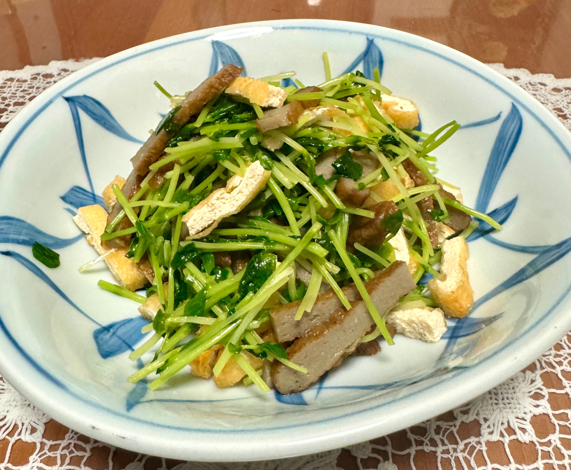 豆苗と京あげとほねく(太刀魚の練物)の☆炒めもの