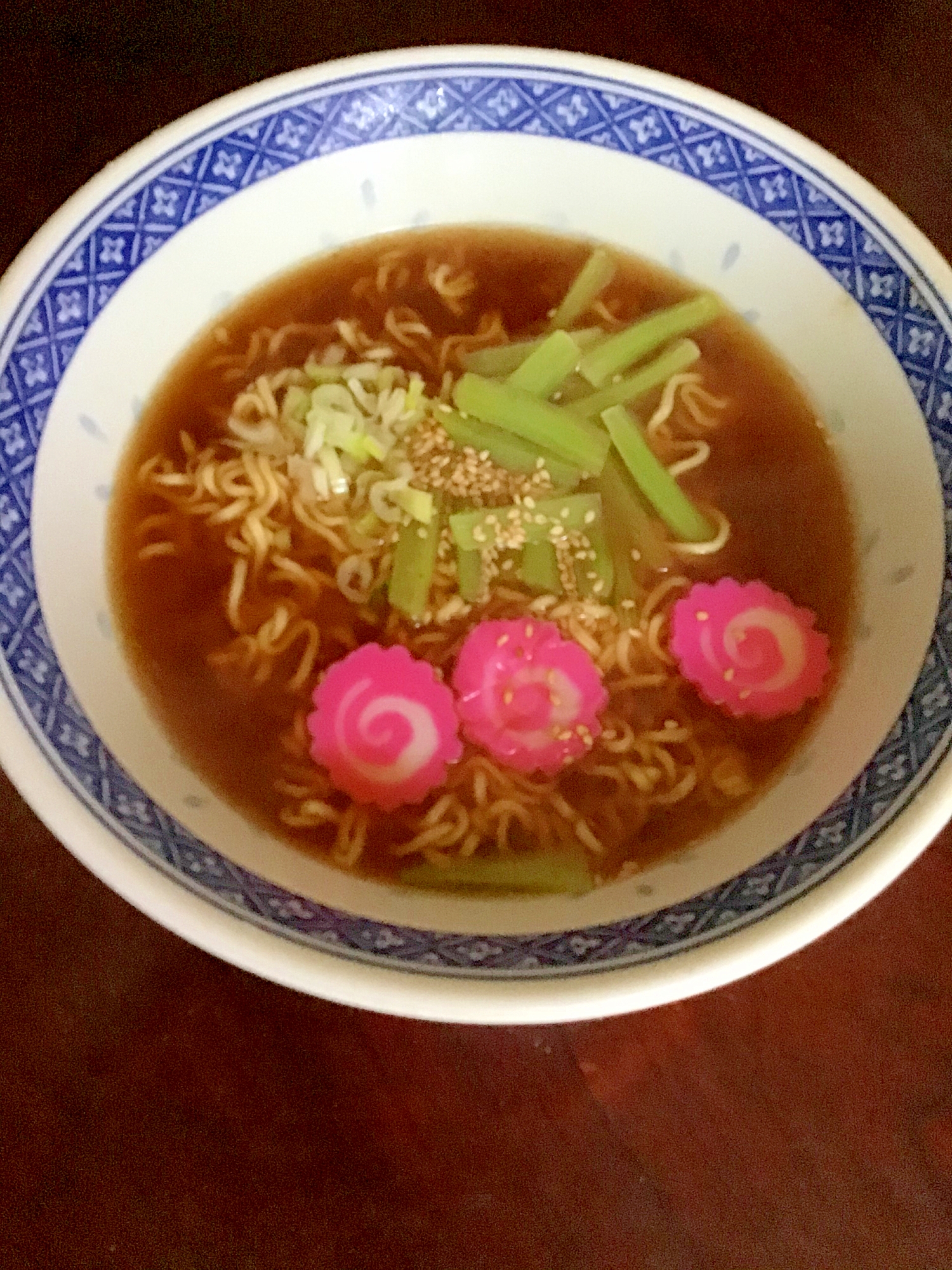 紅白鳴門と大根の茎の旭川醤油ラーメン。