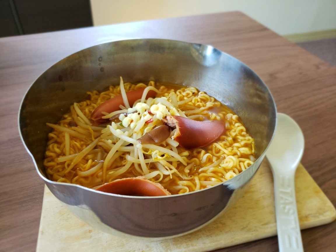 もやしウインナー辛ラーメン