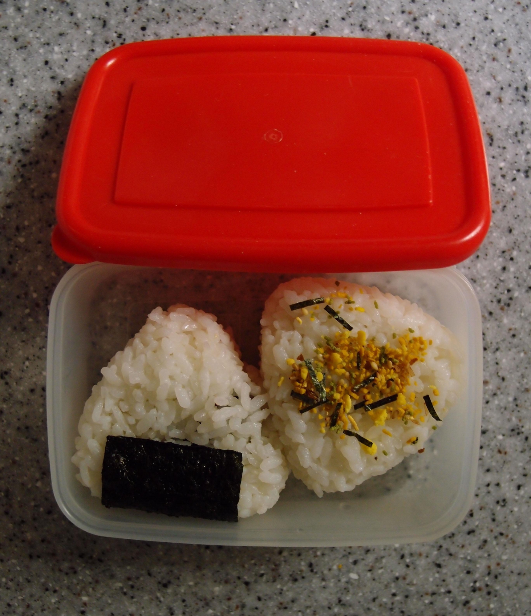 茹で黒豆のおにぎり弁当