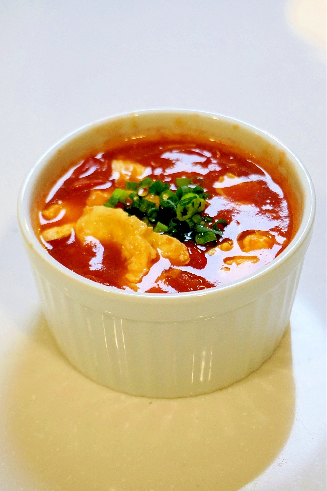 色鮮やかで優しい味！中華風トマトかき玉スープ