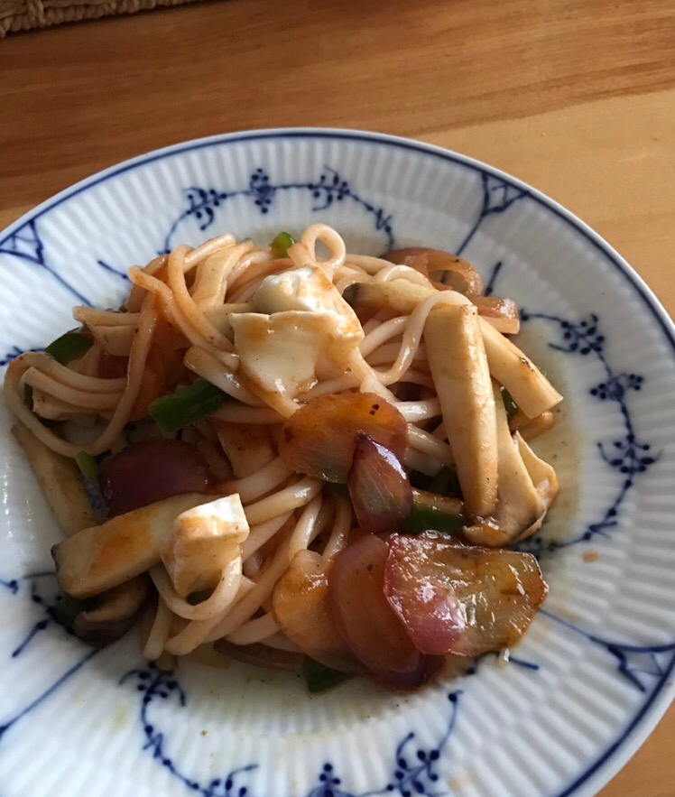 カマンベールチーズ入りナポリタン焼きうどん