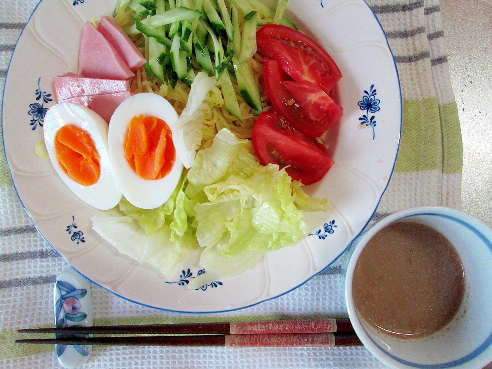 具タップリのサラダ付け麺