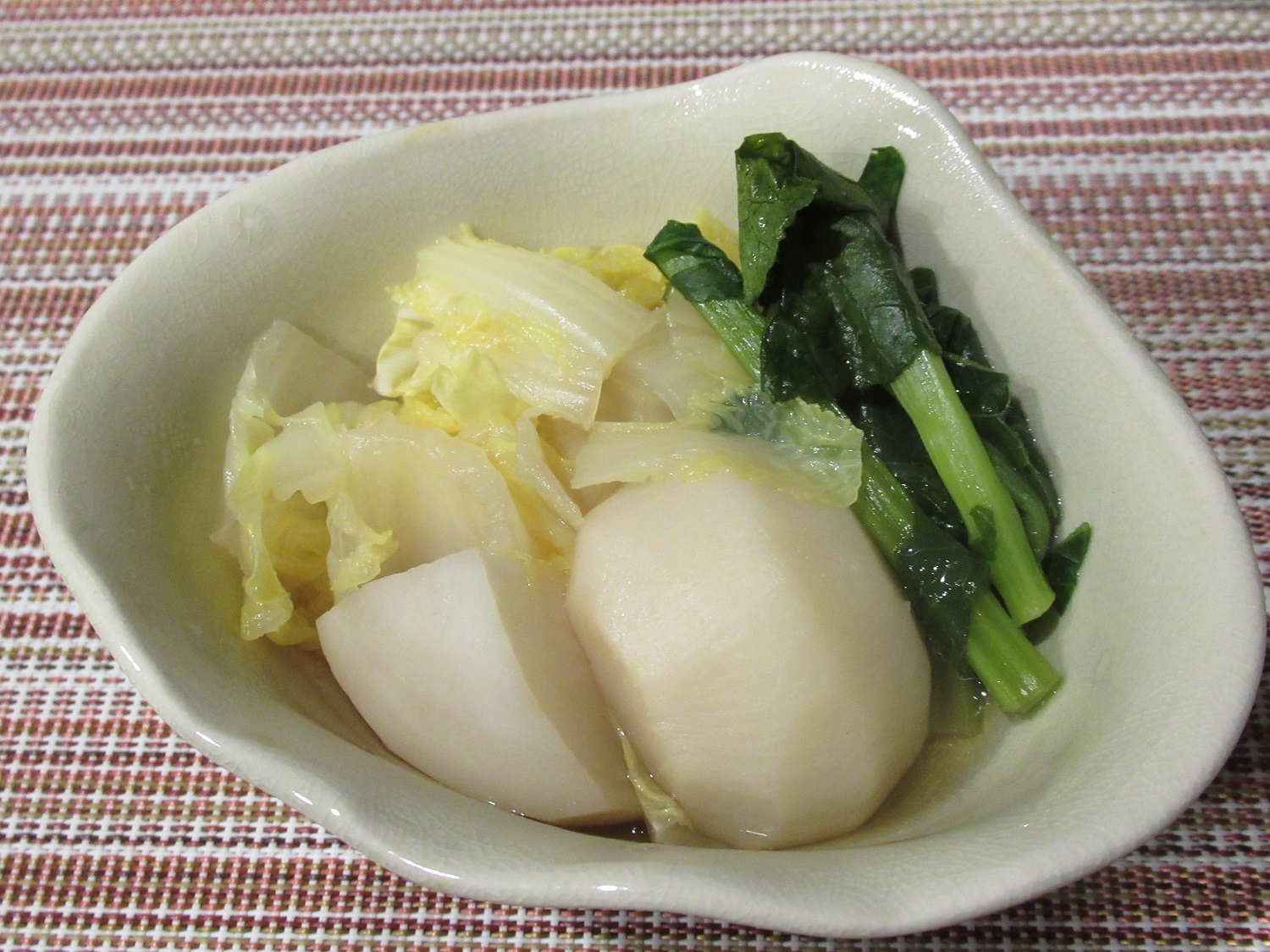 白い皿に盛り付けたかぶと白菜のさっと煮