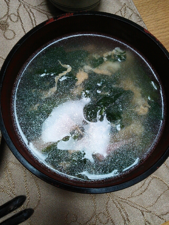 レタスとたまごとベーコンの中華スープ