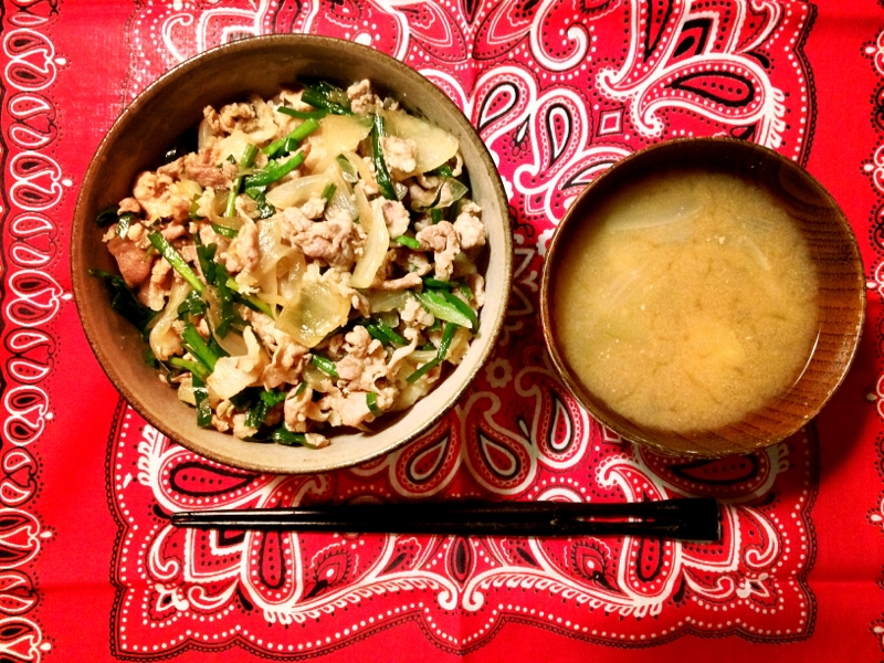 ピリ辛で夏でもいける！ニラと豚バラ肉のスタミナ丼！