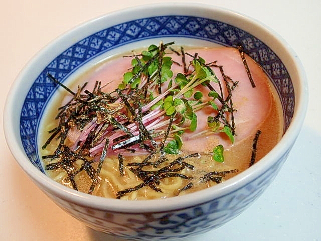 ハムと紅かいわれ大根と刻み海苔の豚骨ラーメン