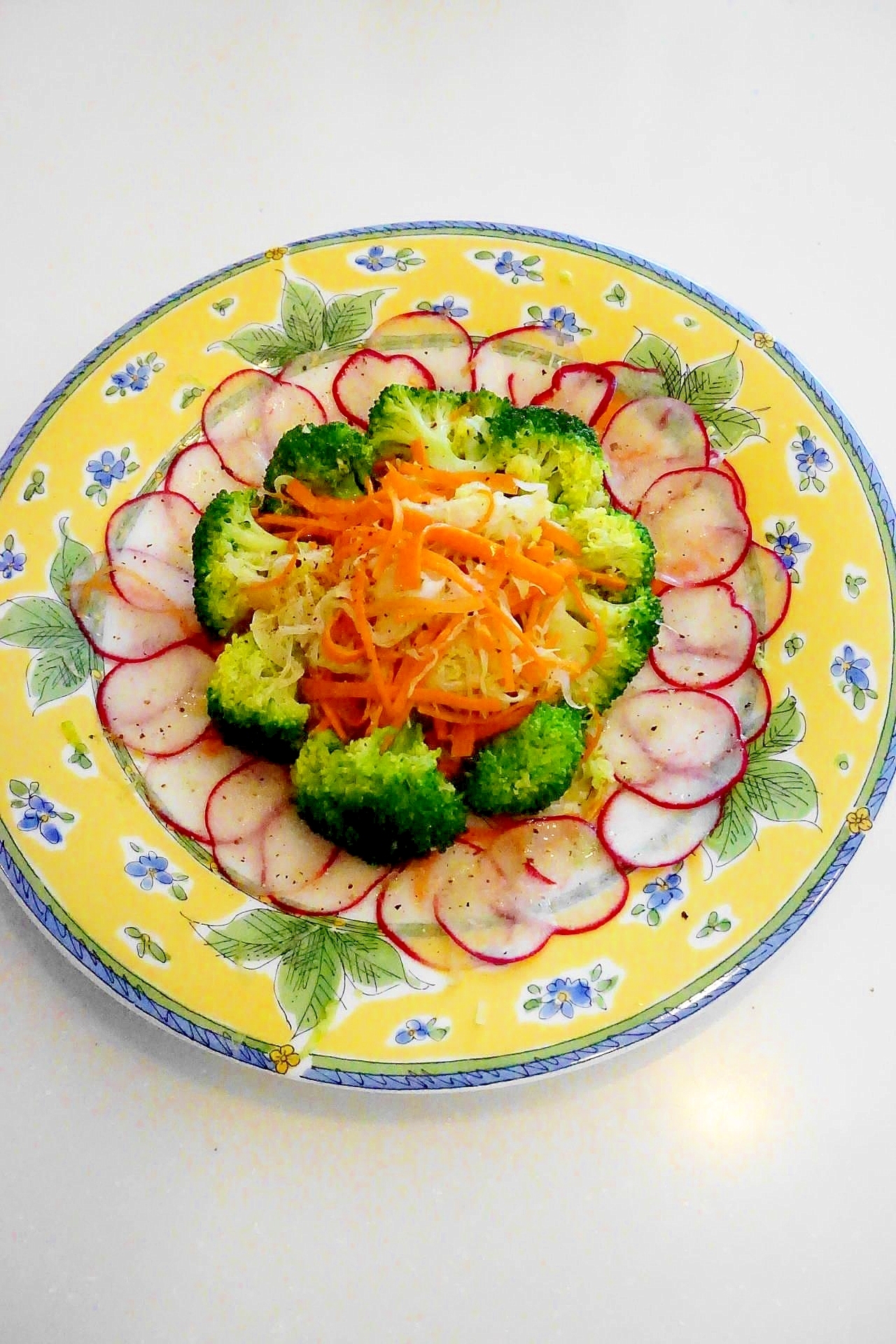 食卓が華やぐ！彩り野菜のサラダ