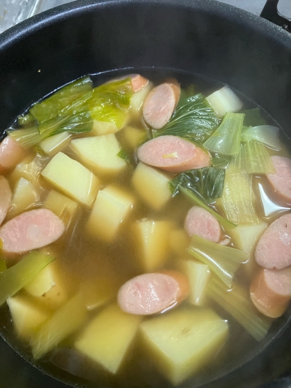 じゃがいもと小松菜ウインナーのコンソメスープ