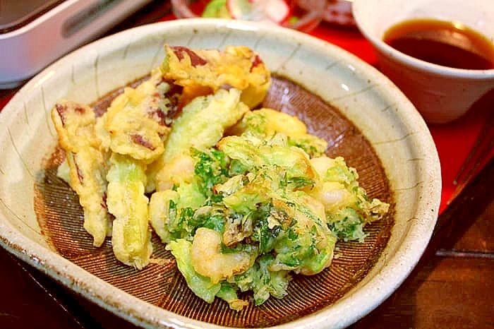 むき海老とセロリ葉の天ぷら