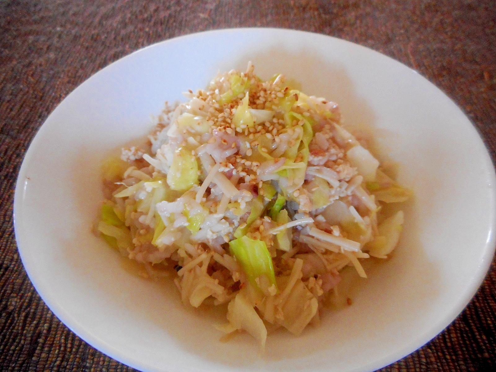 ひき肉とえのきとキャベツの梅チャーハン