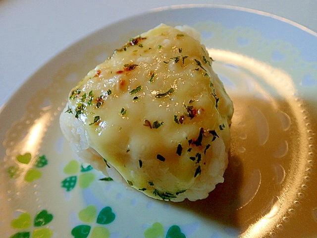 コンソメで　タルタルチーズ焼きおにぎり