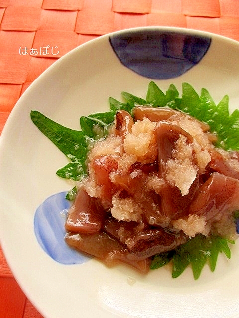大葉の上に置かれたいかの沖漬けのおろし和え