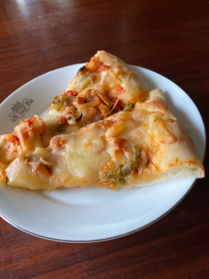 厚めのピザは伸ばすのも簡単でおいしくできました。