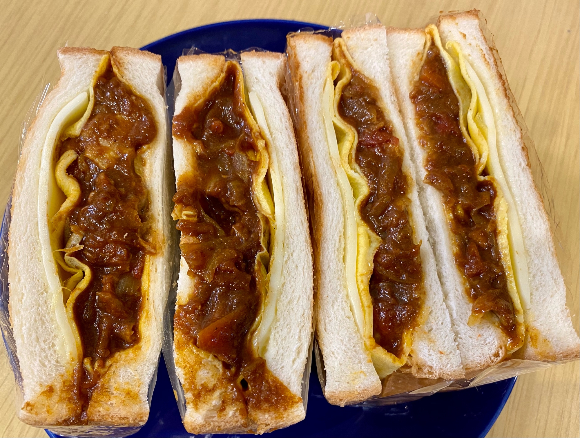 卵で包んだカレーパン風サンドイッチ