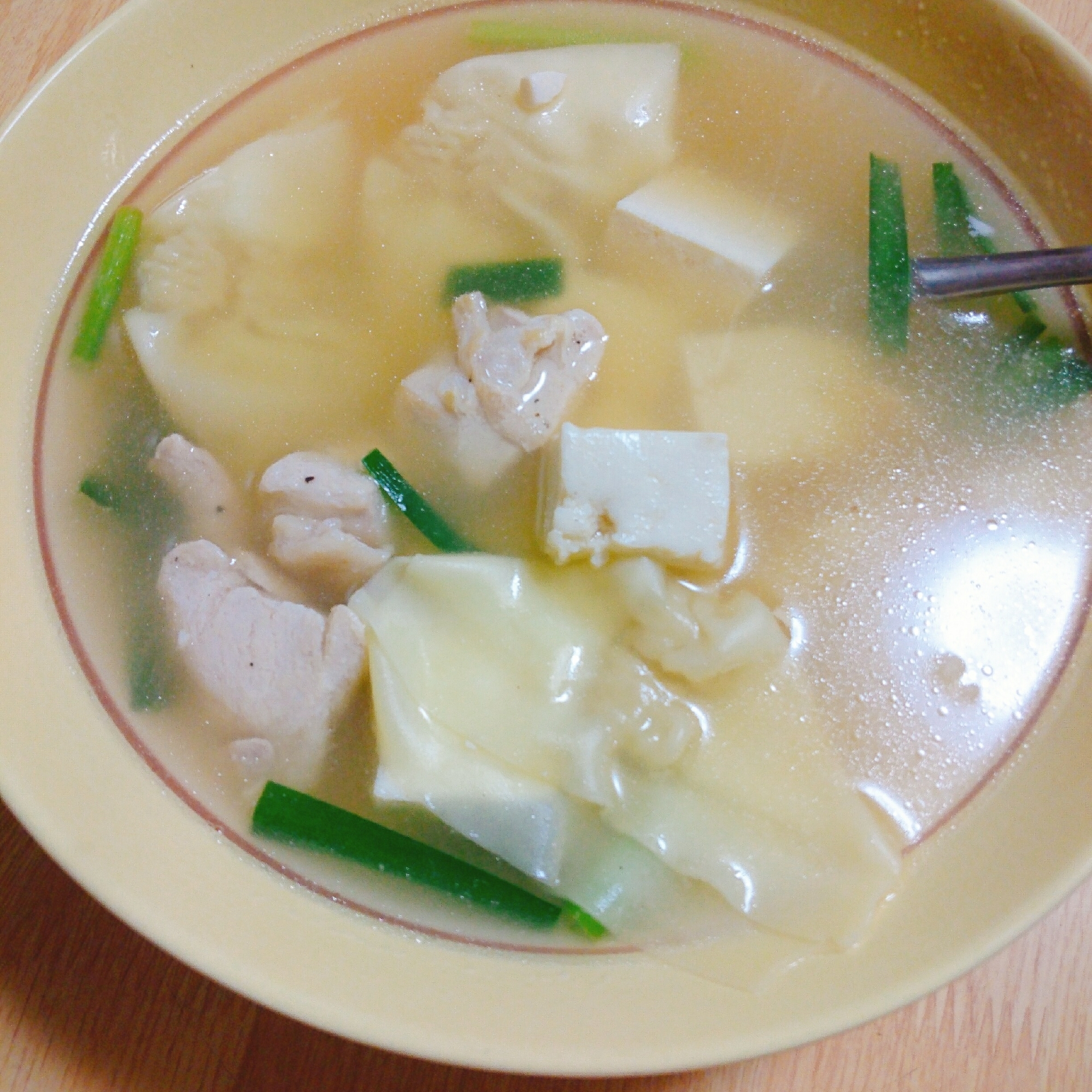 鶏肉 ニラ 豆腐のワンタンスープ