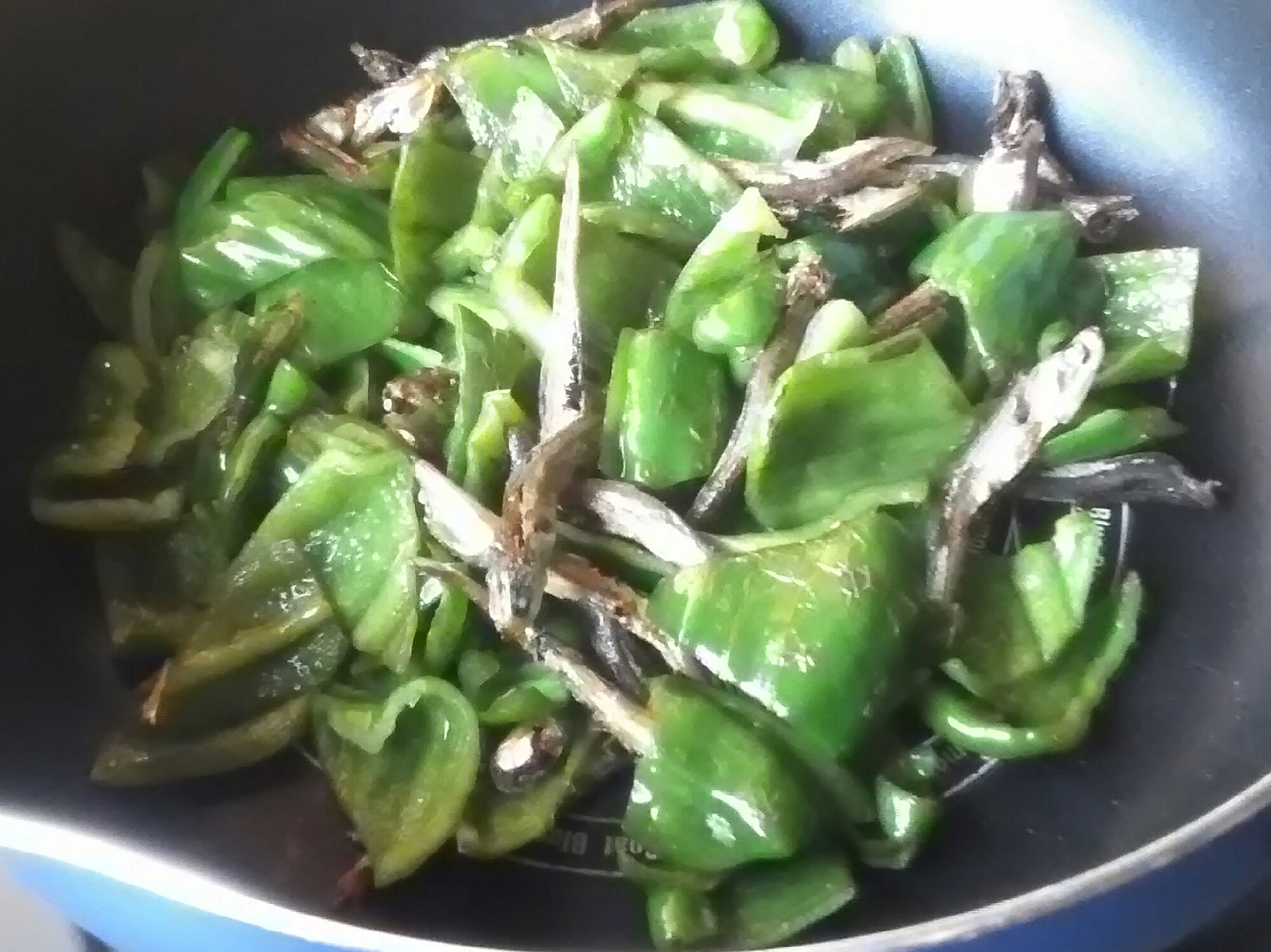 ピーマンと食べる小魚炒め