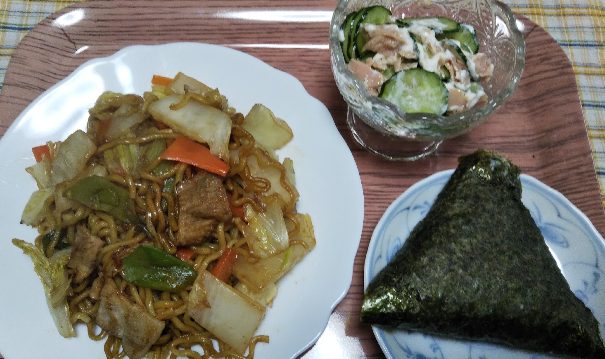 豚肉白菜人参の焼きそばときゅうりツナ和えとお握り☆