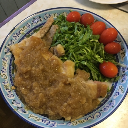 豚肉が柔らかく、ニンニクの効いた玉ねぎソースがとても美味しかったです。