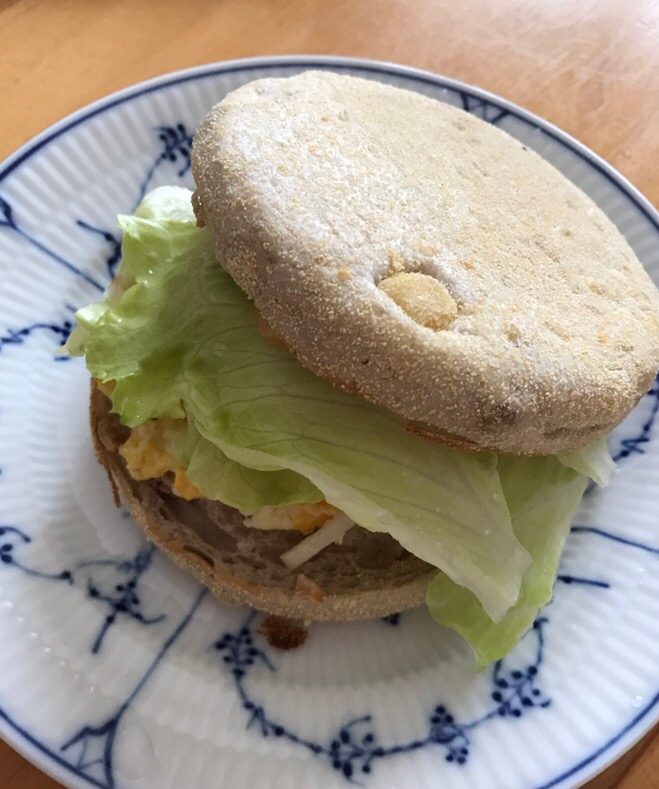 新玉ねぎの卵焼きのマフィンサンド