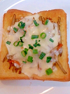 きんぴらごぼうのチーズトースト