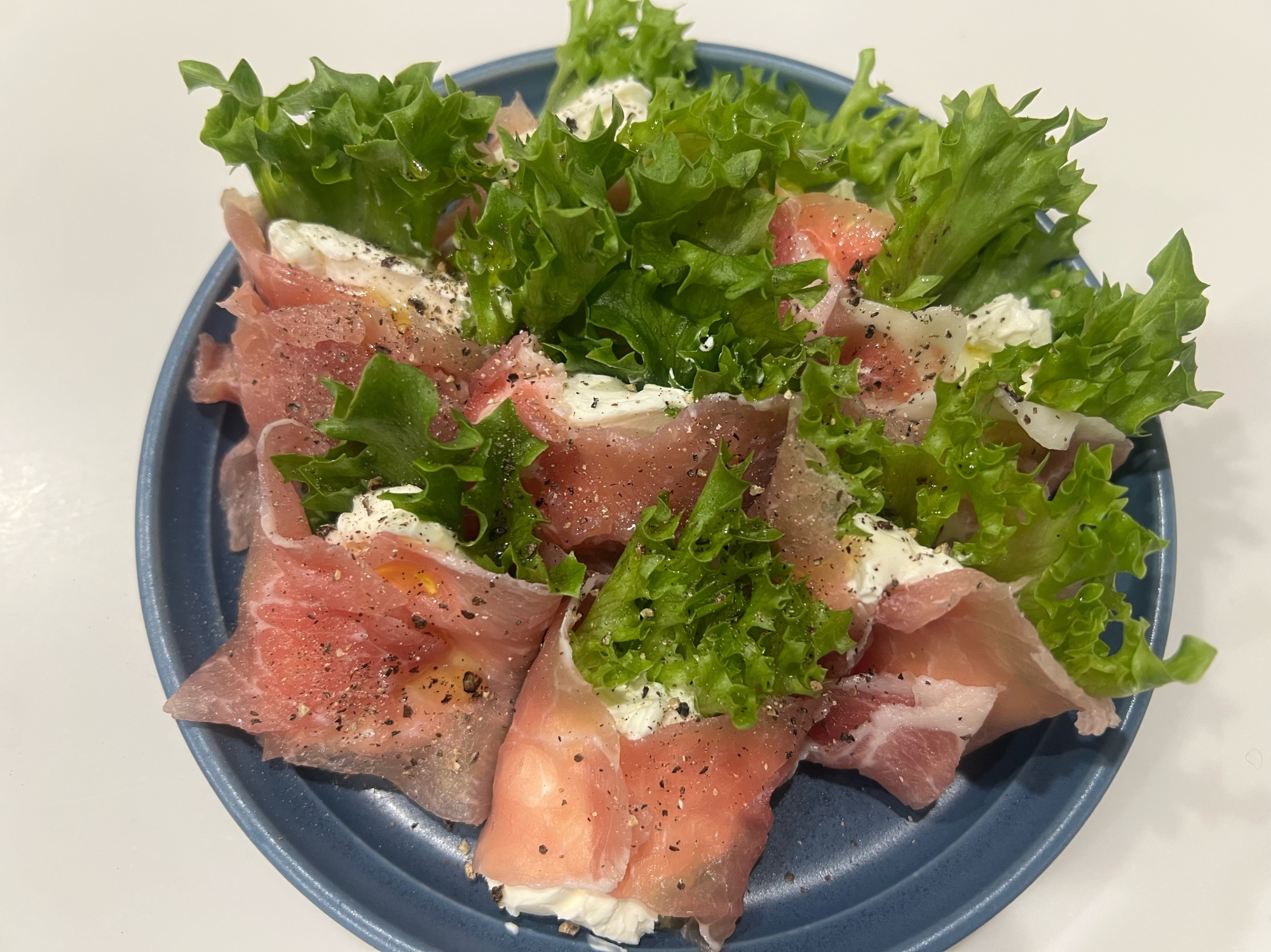 クリームチーズとレタスの生ハムサラダロール