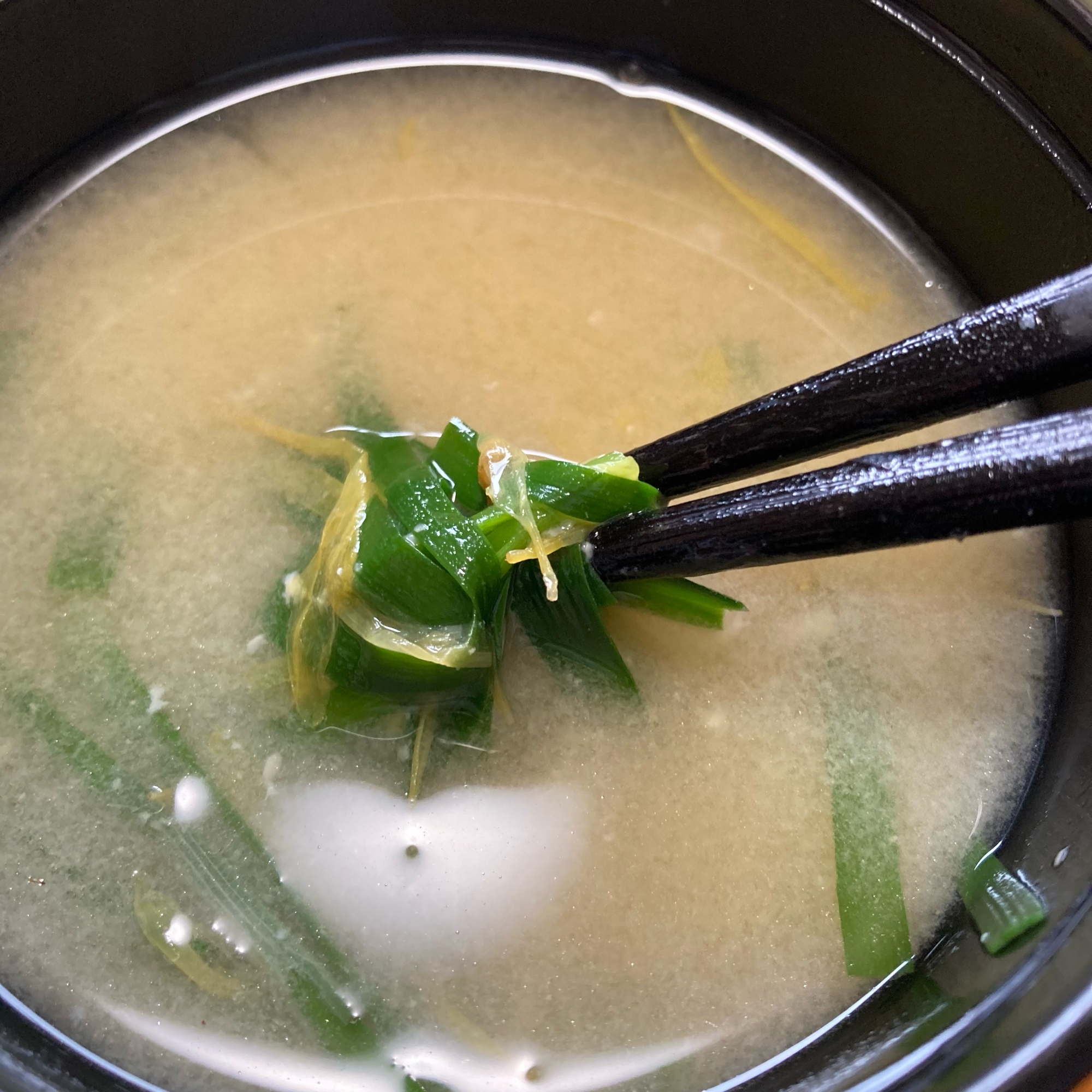 家庭菜園の《ニラと菊の花の味噌汁》