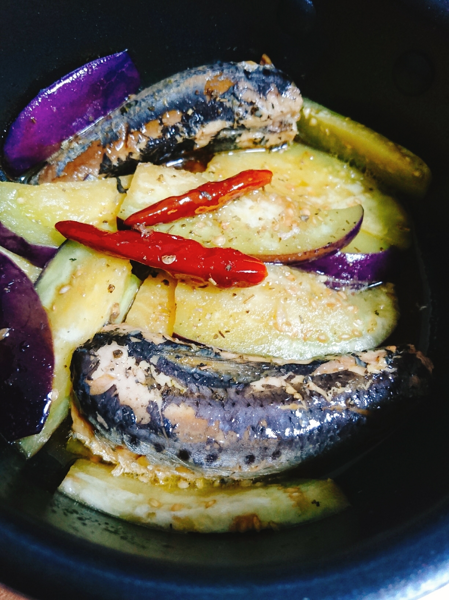 鰯の油漬け缶と茄子のハーブソルト炒め