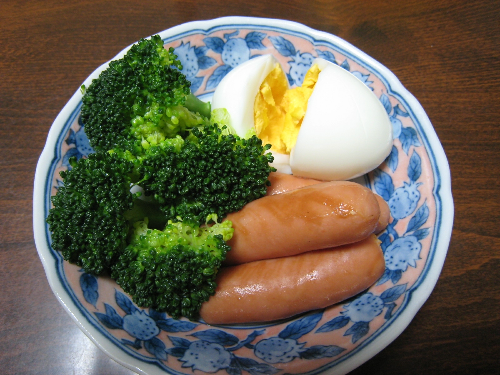 ブロッコリーと卵とソーセージの朝食セット