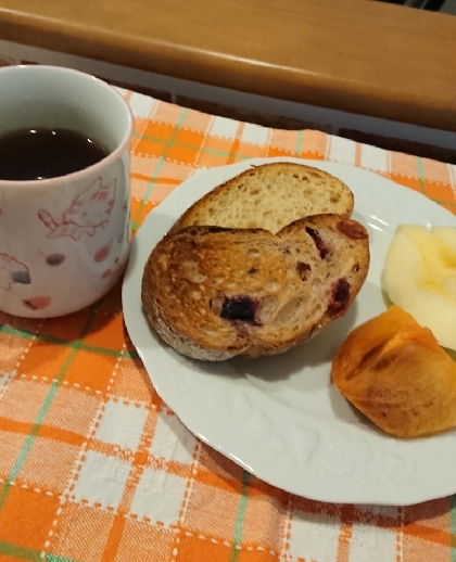 sweetちゃん  
こんにちは♪
遅めの朝食♪大切に保存しておいた柿と一緒に(*´ω｀*)おいしかった～♪ごちそうさまでした☆