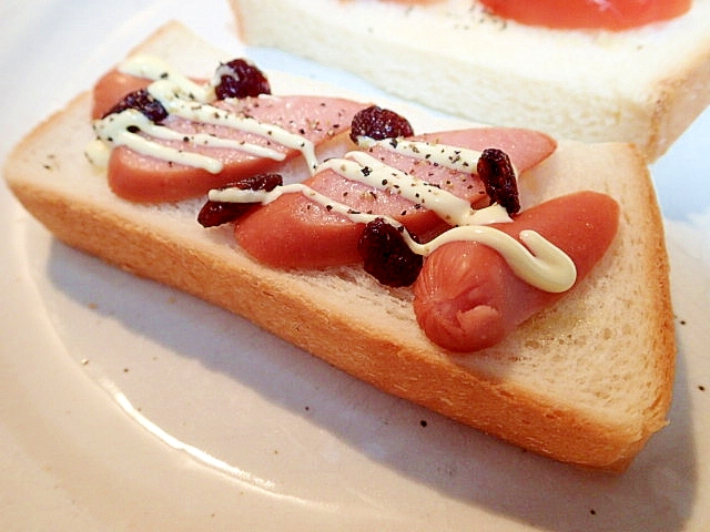 ペッパー/マヨで　ウインナーとレーズンのトースト