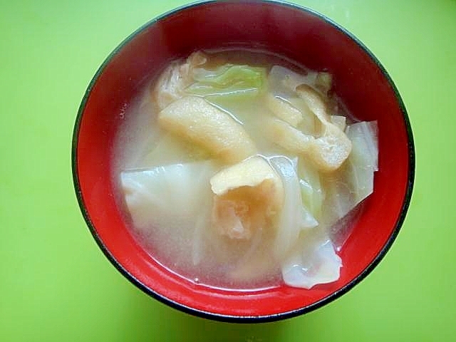 キャベツと油揚げ玉ねぎの味噌汁