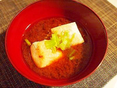 赤出しで！　焼き餅入れてお味噌汁