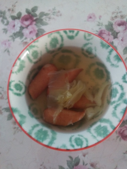 甘みと旨みにほっこり♡キャベツとソーセージのスープ
